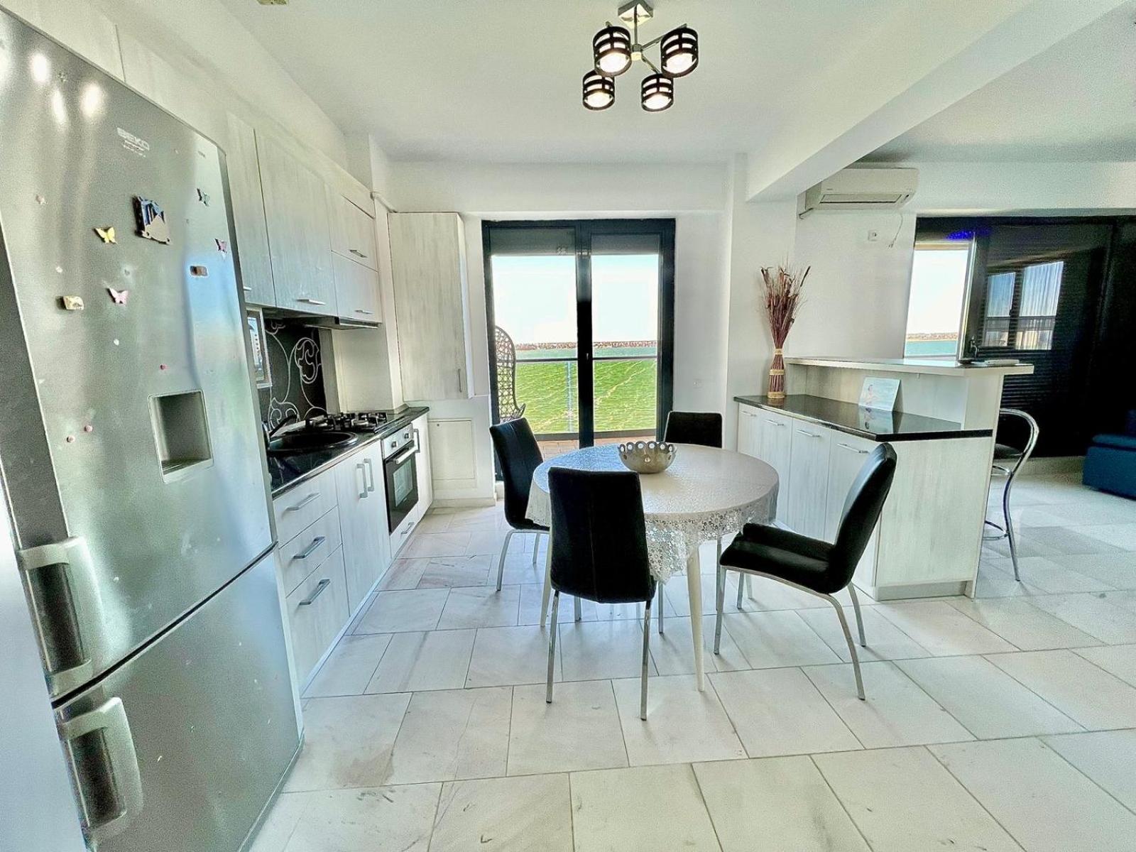 Sophia Lake View Suite Mamaia Exteriér fotografie